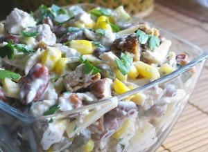 Ein leichter Hähnchen-Bohnen-Käse-Salat