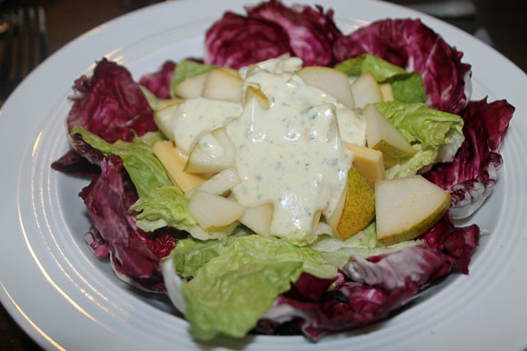 Käse und Birne auf einem Salatbett